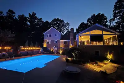 Image de La Suite Luxe @ Sprucewood Manor<br>(Théâtre, salle de jeu, piscine, etc. ! )