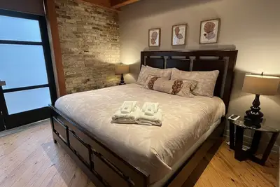 Image de Superbe maison très unique nichée sur la colline au centre-ville de Saugatuck