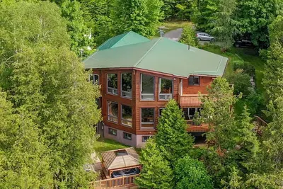 Image de Unique, ce chalet très spacieux peut facilement accueillir jusqu'à 4 familles!