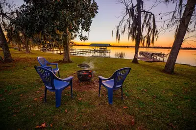 Image de Le \"Q'whack Shack\" sur le magnifique lac Seminole avec quai et stockage de bateaux