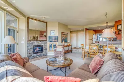 Image de Condo privé de deux chambres avec vue sur la rivière à Bend avec foyer au gaz et accès au centre de remise en forme.