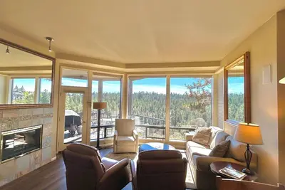 Image de Condo privé de deux chambres avec vue sur la rivière à Bend avec foyer au gaz et accès au centre de remise en forme.