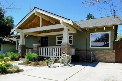 Image de Bluebird Day - Riverside Cottage - bain à remous, animaux acceptés, centre-ville, Drake Park