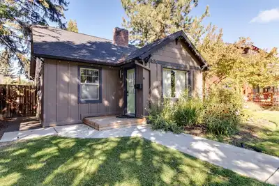 Image de Vintage Awbrey-3 blks à dwntn Bend! Fun, moderne, vélos, Hot Tub!