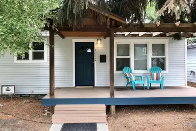 Image de Cascade Cottage! 3 blks to dwntwn Bend! Moderne, les vélos, Hot Tub!