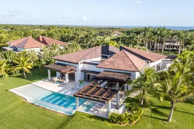 Image de Superbe Villa Moderne Avec Grande Pelouse, Piscine, Jacuzzi, Golf Cart, Chef, Butler & Maid
