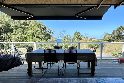 Image de Belle maison de plage Whiritoa, récemment rénovée, au bord du lagon et de la plage.