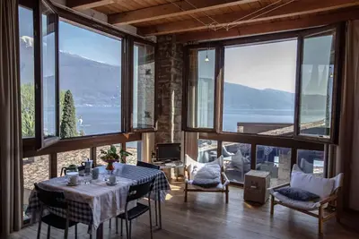 Image de Studio aménagement rustique, vue sur le lac et avec terrasse