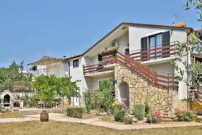 Image de Appartement de vacances avec pelouse et barbecue