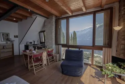 Image de Studio aménagement rustique, vue sur le lac et avec terrasse
