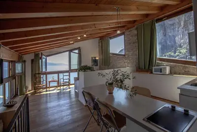 Image de Studio aménagement rustique, avec vue sur le lac et avec terrasse