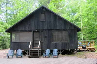 Image de Grande en étang rustique, charmant Log Cabin