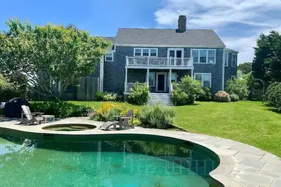 Image de Fabuleuse propriété Cisco, piscine / poolhouse et vue sur l'eau!