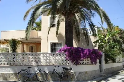 Image de *Belle maison * terrasse ensoleillé * parking privé * Wi-Fi * 200m de la plage *