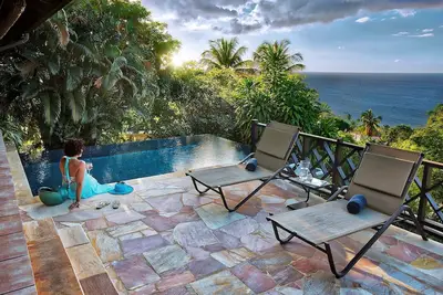 Image de Lounge dans votre piscine privée à débordement | Villa avec vue sur l'océan!