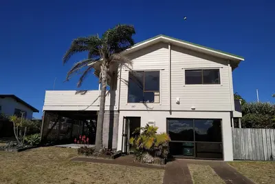 Image de Maison confortable avec vue sur l'estuaire, grande terrasse et pelouse