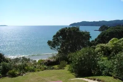 Image de Coopers Beach Retreat - le bach noir, Coopers Beach,