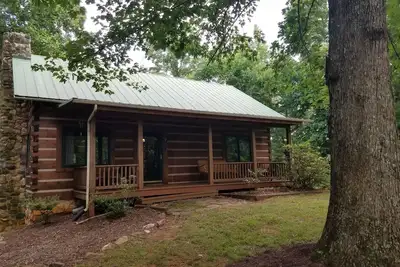 Image de Charmante maison en bois rond avec étang sur 27 acres avec vue sur la montagne