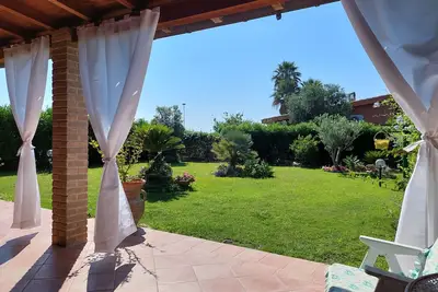 Image de Cottage appartement de trois pièces à 50 mètres de la plage, toutes les installations sur le seuil.