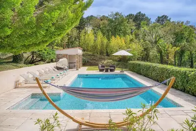 Image de Villa de luxe, à proximité de St. Tropez avec piscine chauffée, de vastes terres et A / C
