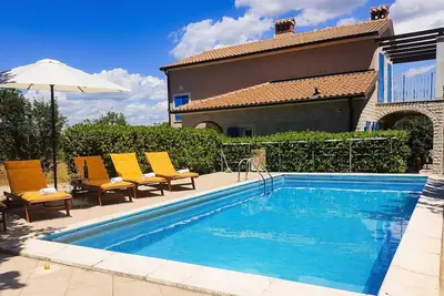 Image de villa de luxe avec piscine dans un petit village d'Istrie à proximité de la mer