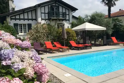 Image de Pays Basque, maison typique entre océan et montagne