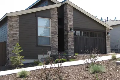 Image de Spacieux Accueil Trendy Westside - Marche facile à Great Food \/ Downtown! New Hottub!