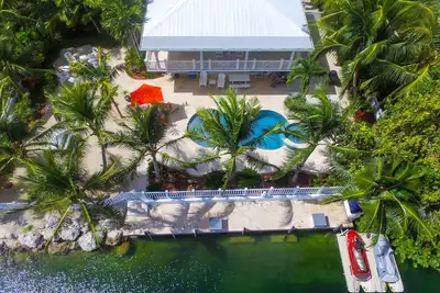 Image de Tropical Paradise en vénitiennes Shores. Prestige Piscine chauffée / Spa, 4 vélos & Kayak