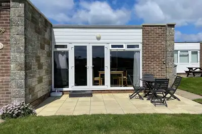 Image de 2 Chambre bungalow de vacances avec vue sur la mer à des aiguilles, 3 min de la plage de sable