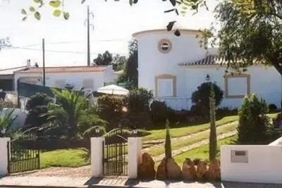Image de Villa de luxe avec piscine privée dans un endroit paisible