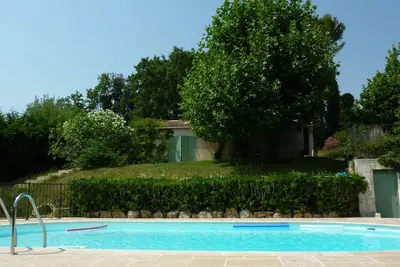 Image de Maison avec piscine dans un quartier calme et champêtre. Meublé 3*