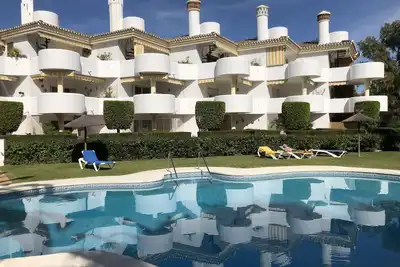 Image de Appartement 2 chambres à bon rapport qualité-prix, climatisation entièrement équipée, grand balcon ensoleillé, jardin luxuriant et piscine