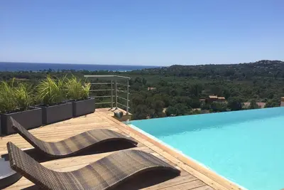 Image de Villa d'architecte - Piscine privée - Magnifique vue dégagée mer / montagnes