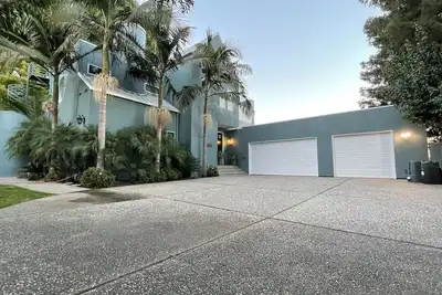 Image de Maison relaxante, spacieuse et isolée sur la rivière Calaveras avec quai privé!