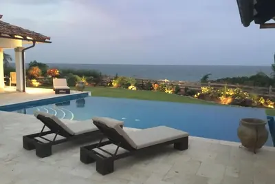 Image de Superbe maison de 3 chambres au bord de l'eau avec piscine à débordement