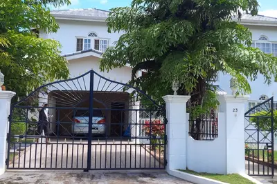 Image de Villa Runaway Bay avec une grande piscine. Magnifique
