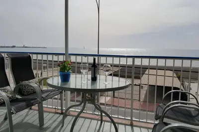 Image de Appartement lumineux avec terrasse face à la mer