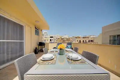 Image de Off the Strand Gzira top floor apartment