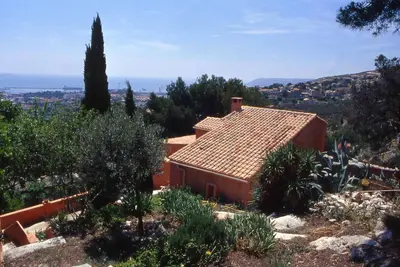 Image de Villa dominant la rade face aux Iles