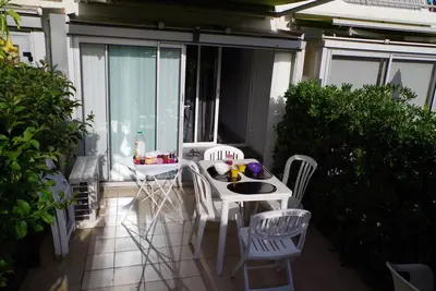 Image de Studio climatisé + cabine, 5 personnes avec jardin. 10 mn de la mer à pieds.