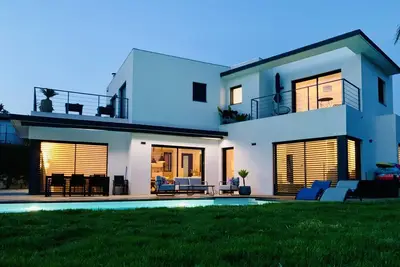 Image de Villa contemporaine avec piscine proche de la mer