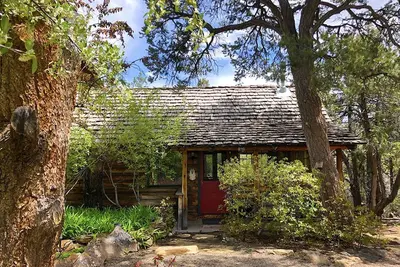Image de Romantique Bungalow Chalet. Suspendue au-dessus du lac avec vue sur les montagnes.