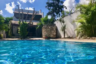 Image de Immense piscine, patio, espace salon spacieux et marcher à tout
