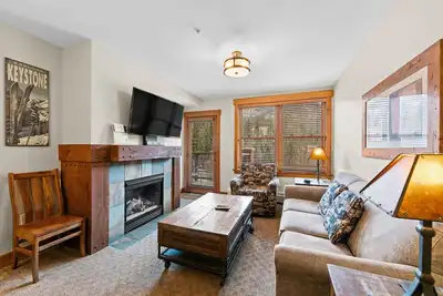 Image de Suite principale avec lit king size, cuisine mise à jour, vue sur la montagne, Wifi gratuit