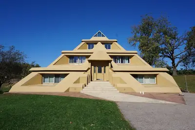 Image de Pyramid House, cette option de 2 000 pi², 2 Br Suite est une location unique