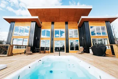 Image de Maison contemporaine, 12 acres privés avec vue, Spa Et Baignoire Toute L'ANNÉE
