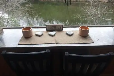 Image de Cabine de charme au bord de l'eau sur la rivière Oconaluftee, nous l'appelons \"le nid d'amour\".
