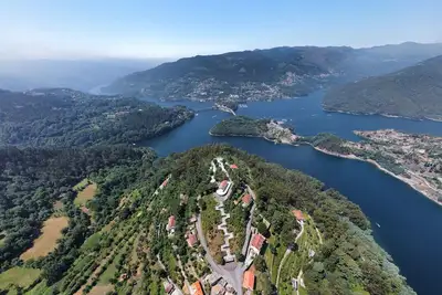 Image de Hébergement appartement de 2 chambres avec vue sur la rivière et la montagne
