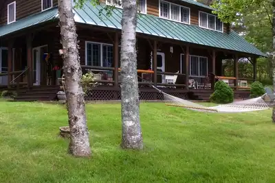 Image de Justawhim - Lakefront Private Log Lodge avec Old World Charm