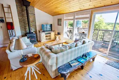 Image de The Perch: chalet au bord du lac surélevé faisant face au sud.